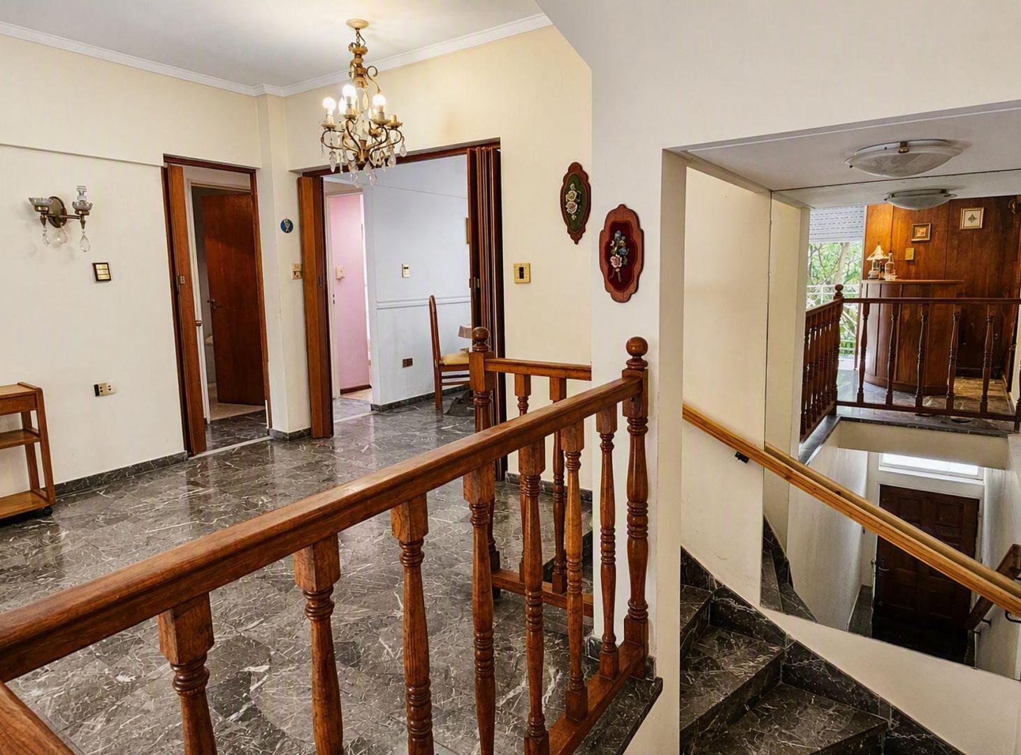 Foto de CASA EN VENTA 8 AMBIENTES CON COCHERA Y LOCAL, imagen 4