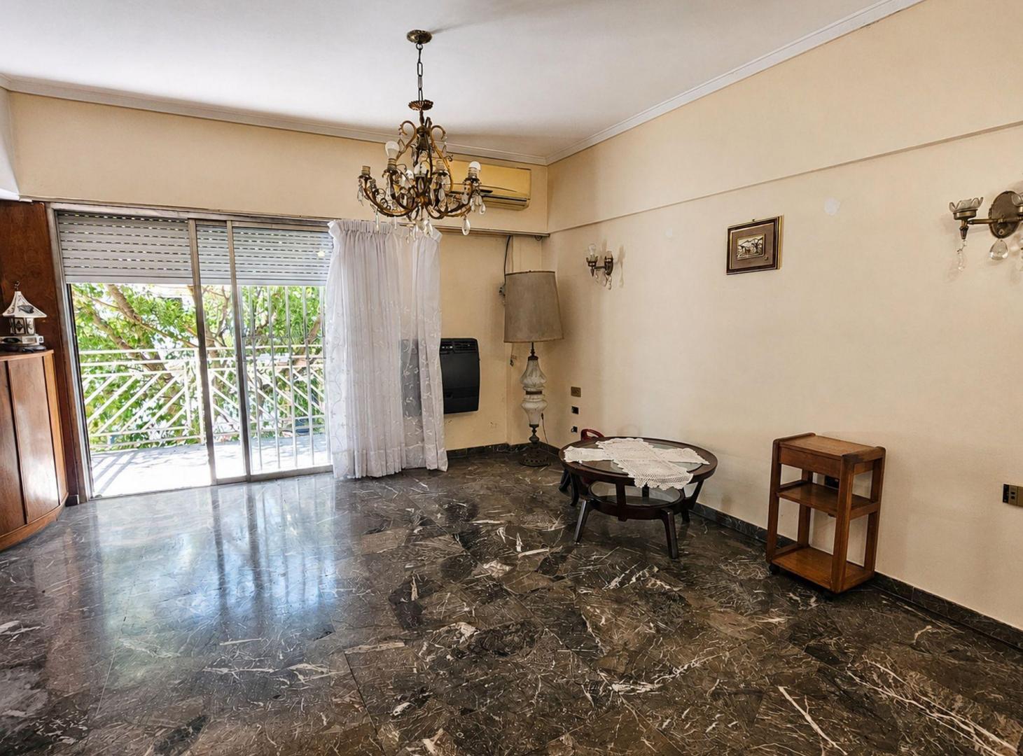 Foto de CASA EN VENTA 8 AMBIENTES CON COCHERA Y LOCAL, imagen 1