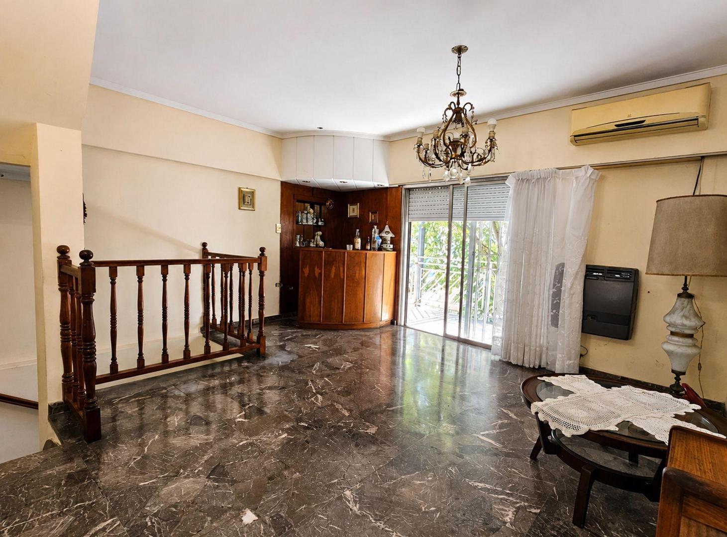Foto de CASA EN VENTA 8 AMBIENTES CON COCHERA Y LOCAL, imagen 3