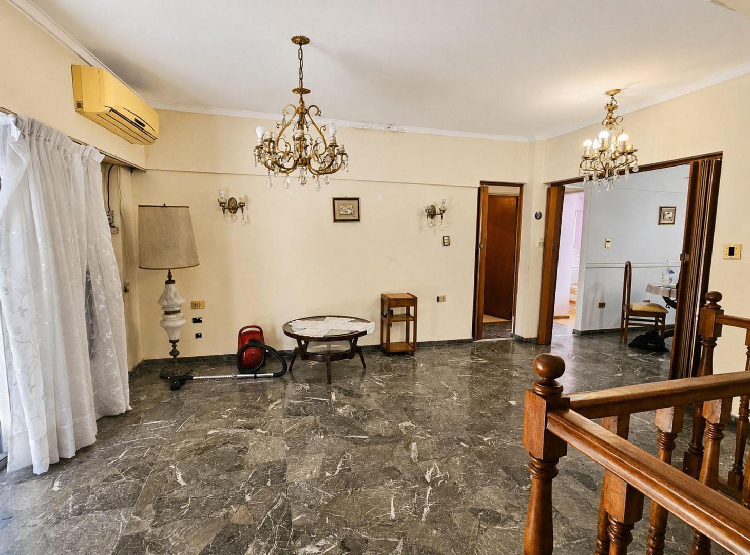 Foto de CASA EN VENTA 8 AMBIENTES CON COCHERA Y LOCAL, imagen 2