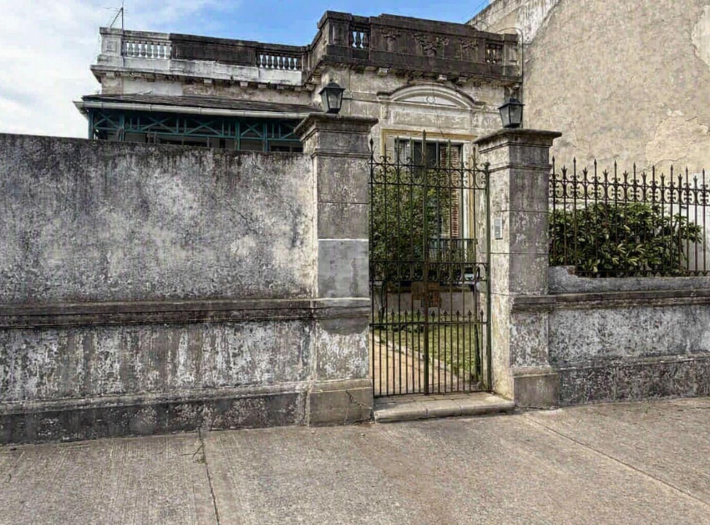 Foto de LOTE CON VIVIENDA 4 AMB. EN VILLA LUGANO 896 M2, imagen 2