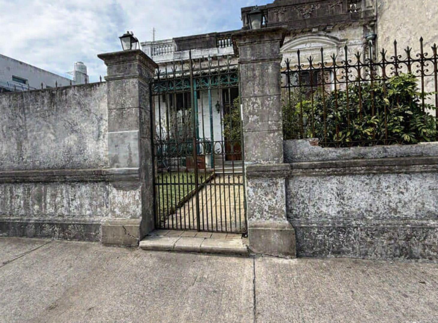 Foto de LOTE CON VIVIENDA 4 AMB. EN VILLA LUGANO 896 M2, imagen 3
