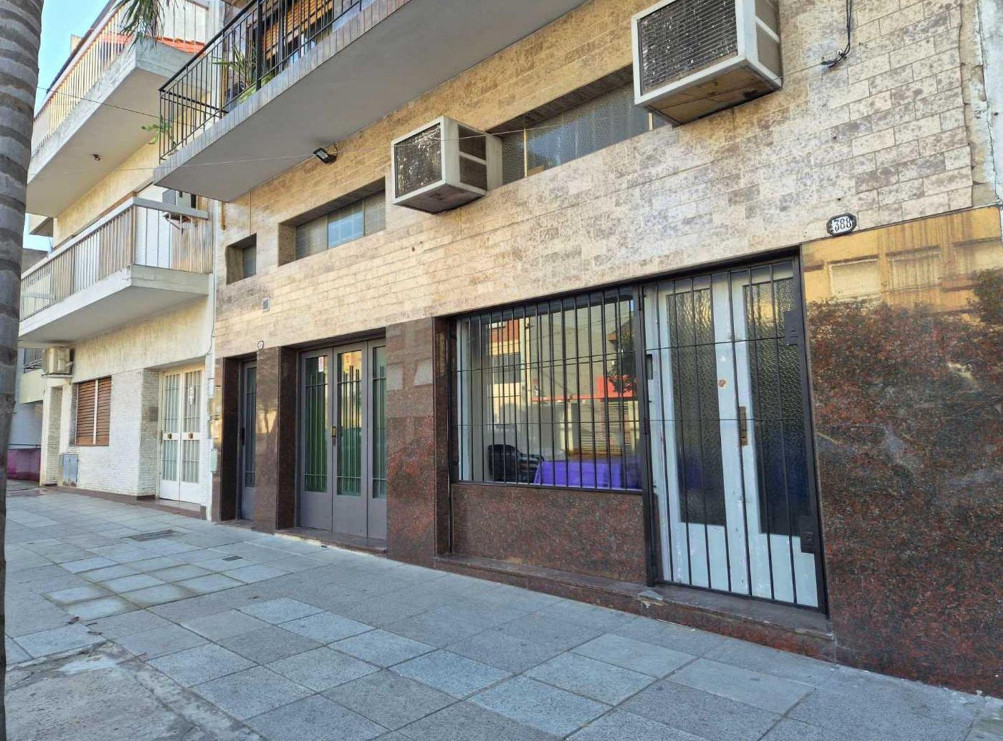 Foto de Alquiler local comercial con entrepiso Mataderos, imagen 1