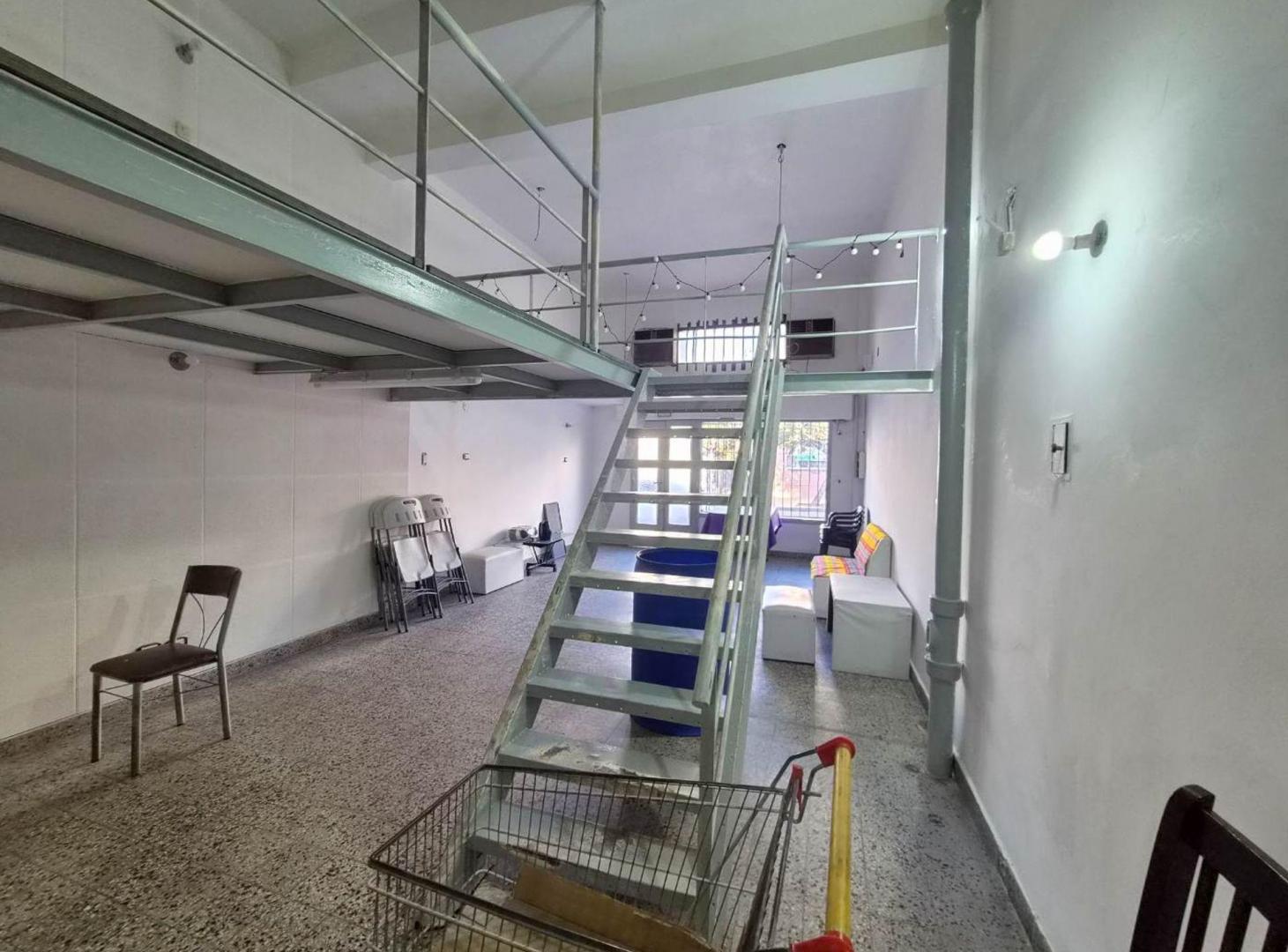 Foto de Alquiler local comercial con entrepiso Mataderos, imagen 2