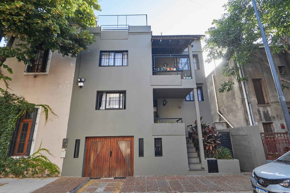 Venta Casa Flores 5 Amb. 3 Plantas Balcón, Patio, Parrilla, Terraza y Cochera. 2