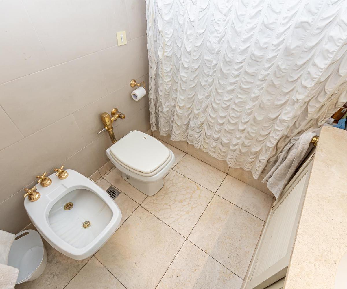 Piso en Venta en Recoleta. Departamento de 5 Ambientes Más Escritorio. Más Dependencias 3