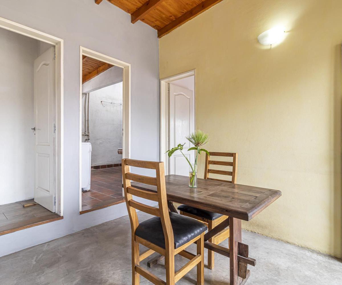 Casa en Venta Ideal Para Inversores! Departamentos de 1, 2 y 3 Ambientes Que Comparten Una Pileta. 4