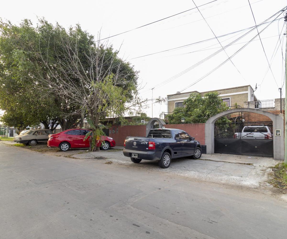 Casa en Venta Ideal Para Inversores! Departamentos de 1, 2 y 3 Ambientes Que Comparten Una Pileta. 5