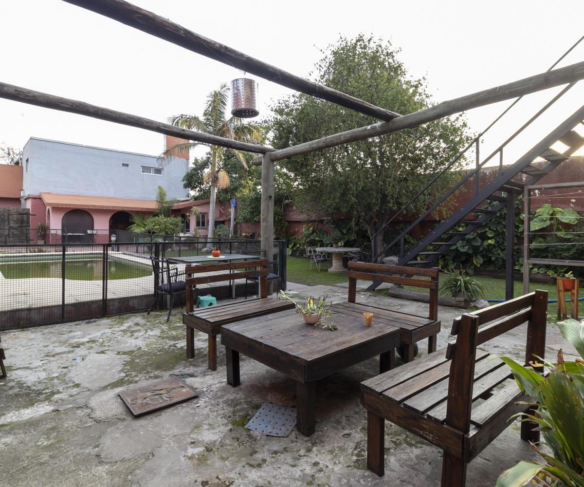 Casa en Venta Ideal Para Inversores! Departamentos de 1, 2 y 3 Ambientes Que Comparten Una Pileta. 1
