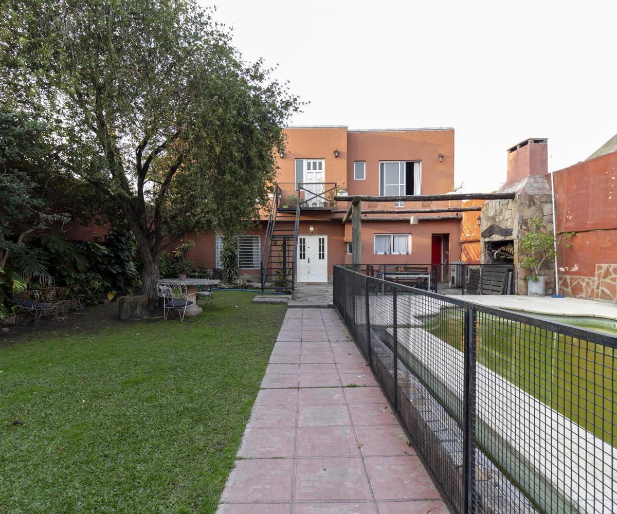 Casa en Venta Ideal Para Inversores! Departamentos de 1, 2 y 3 Ambientes Que Comparten Una Pileta. 2