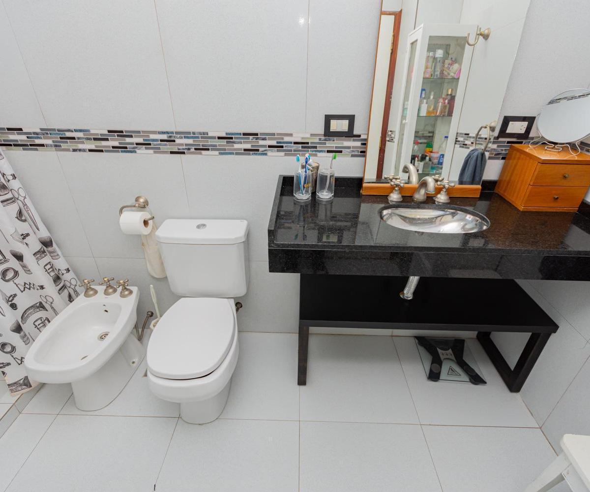 Muy Linda Casa en Belgrano Chico con Pileta y Cochera 2