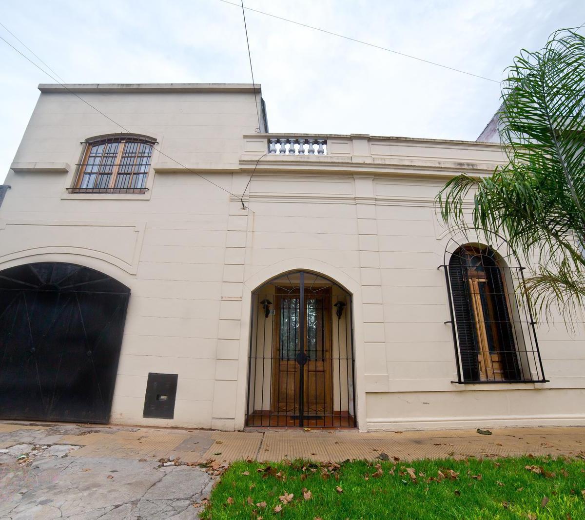Casa en Lote Propio. 4 Ambientes, Cochera, Patio. Pileta. Impecable. 5