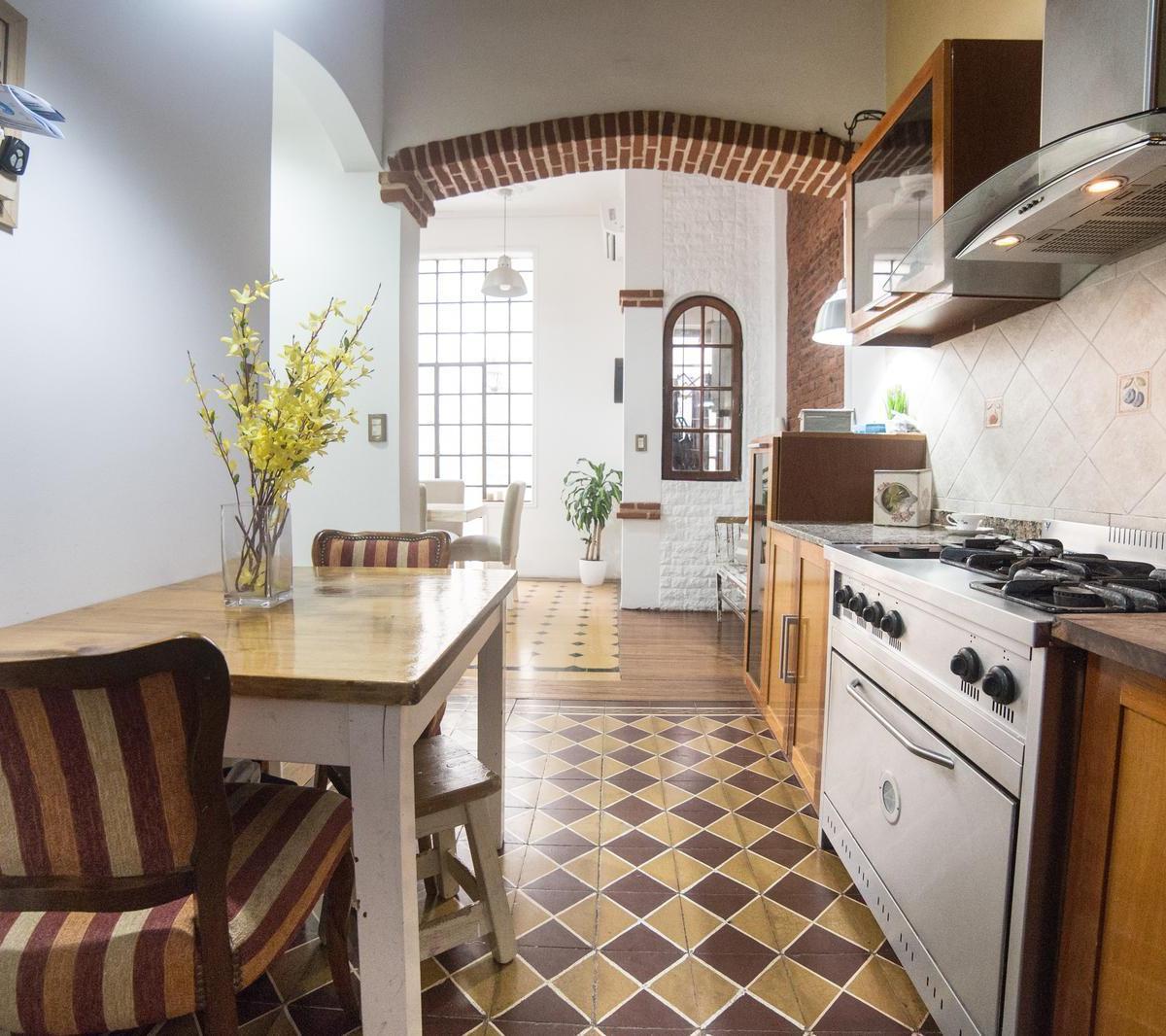 Casa en Lote Propio. 4 Ambientes, Cochera, Patio. Pileta. Impecable. 4