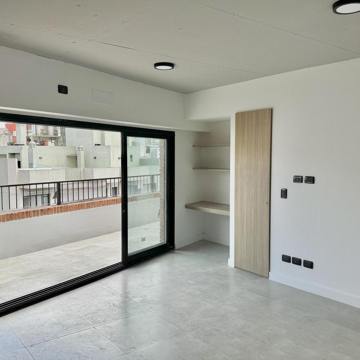 Departamento en venta. Dos ambientes. Balcón Terraza. Piso Alto. Frente y contrafrente.