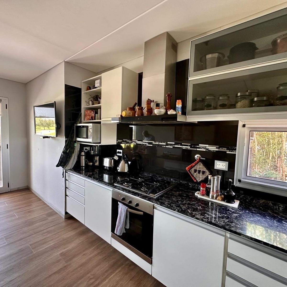 Casa en venta lote sin vecinos atras 5 ambientes al golf y laguna Haras Santa Maria Escobar