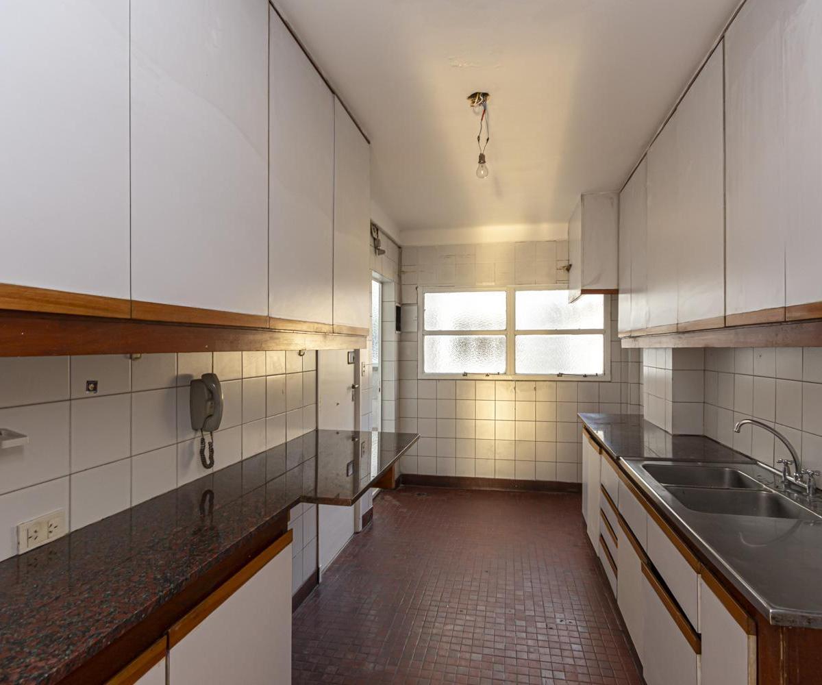 Venta Departamento 5 Amb con Balcón y Dependencia en Recoleta. 2