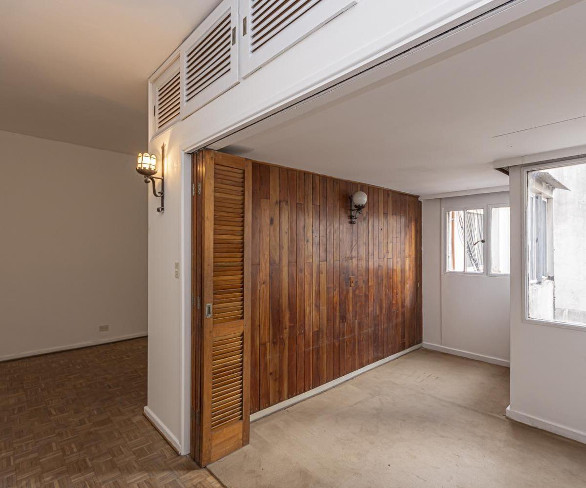 Venta Departamento 5 Amb con Balcón y Dependencia en Recoleta. 5
