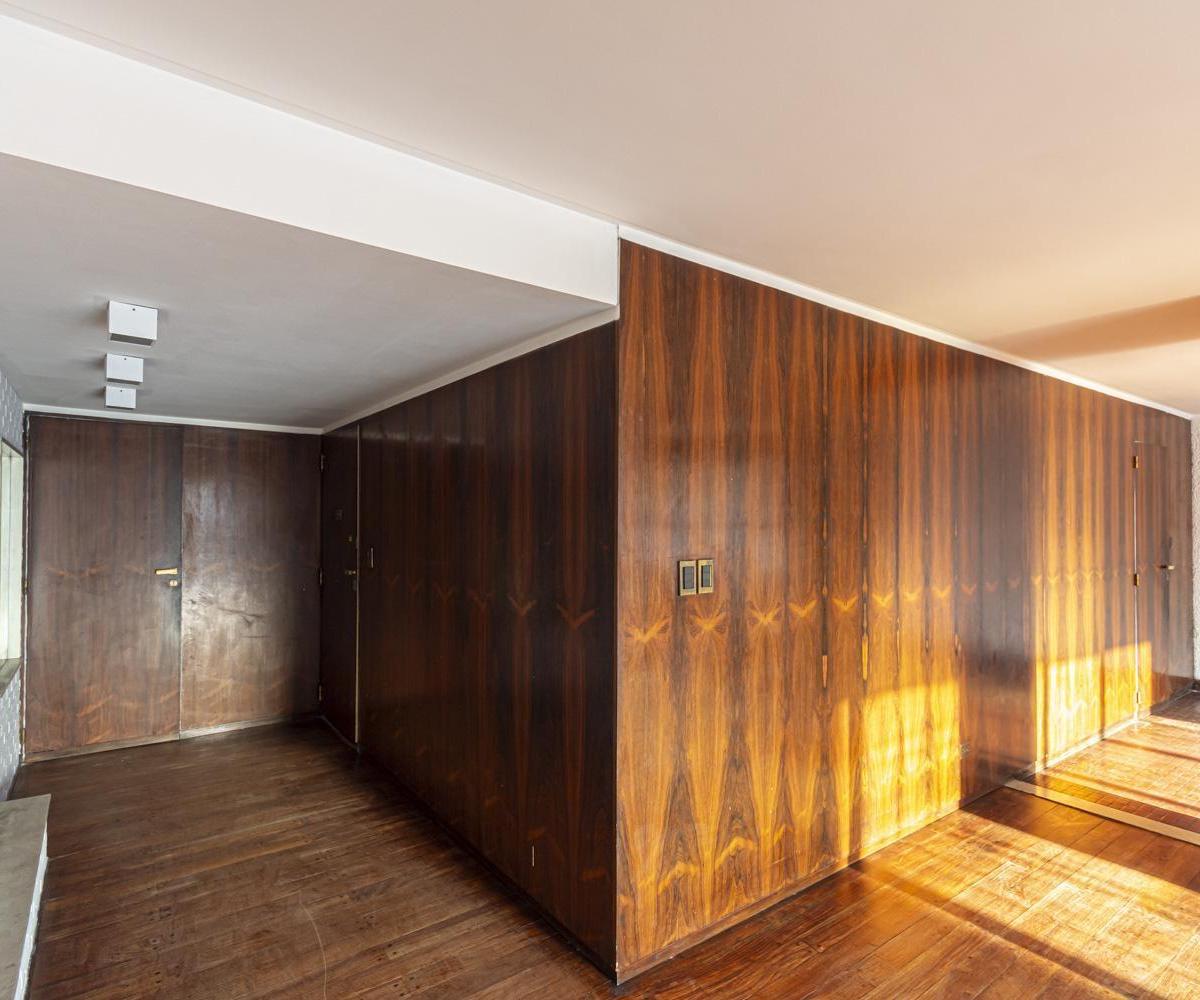 Venta Departamento 5 Amb con Balcón y Dependencia en Recoleta. 3