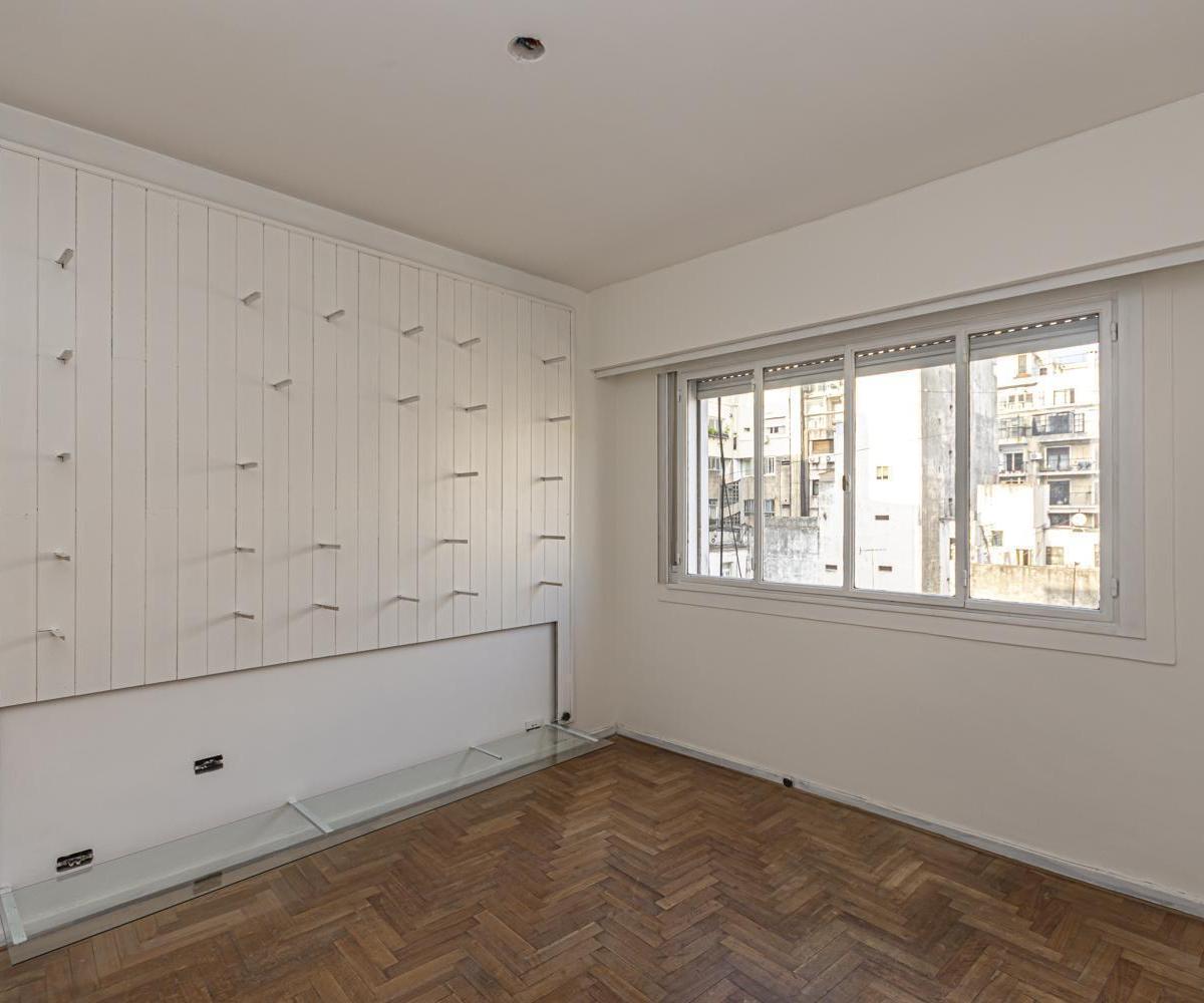 Venta Departamento 5 Amb con Balcón y Dependencia en Recoleta. 4