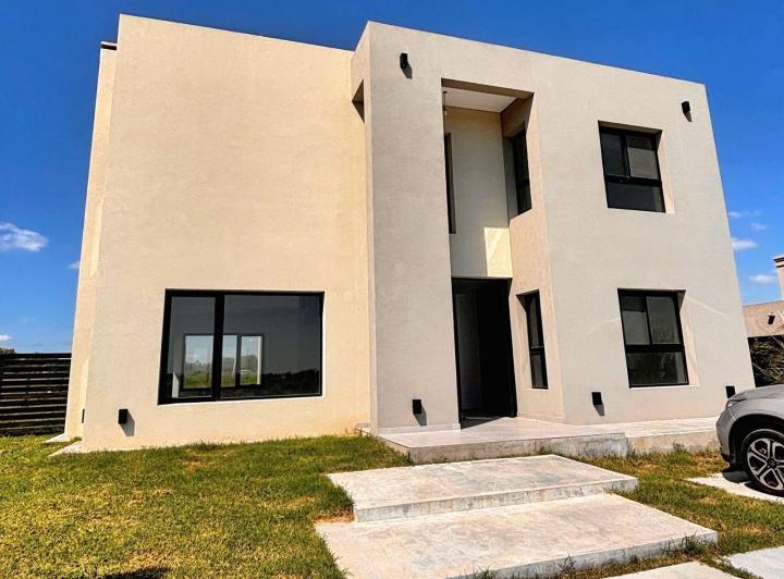 Casa a estrenar, tres ambientes , quincho parrilla, gran recibidor, en dos plantas terraza , frente