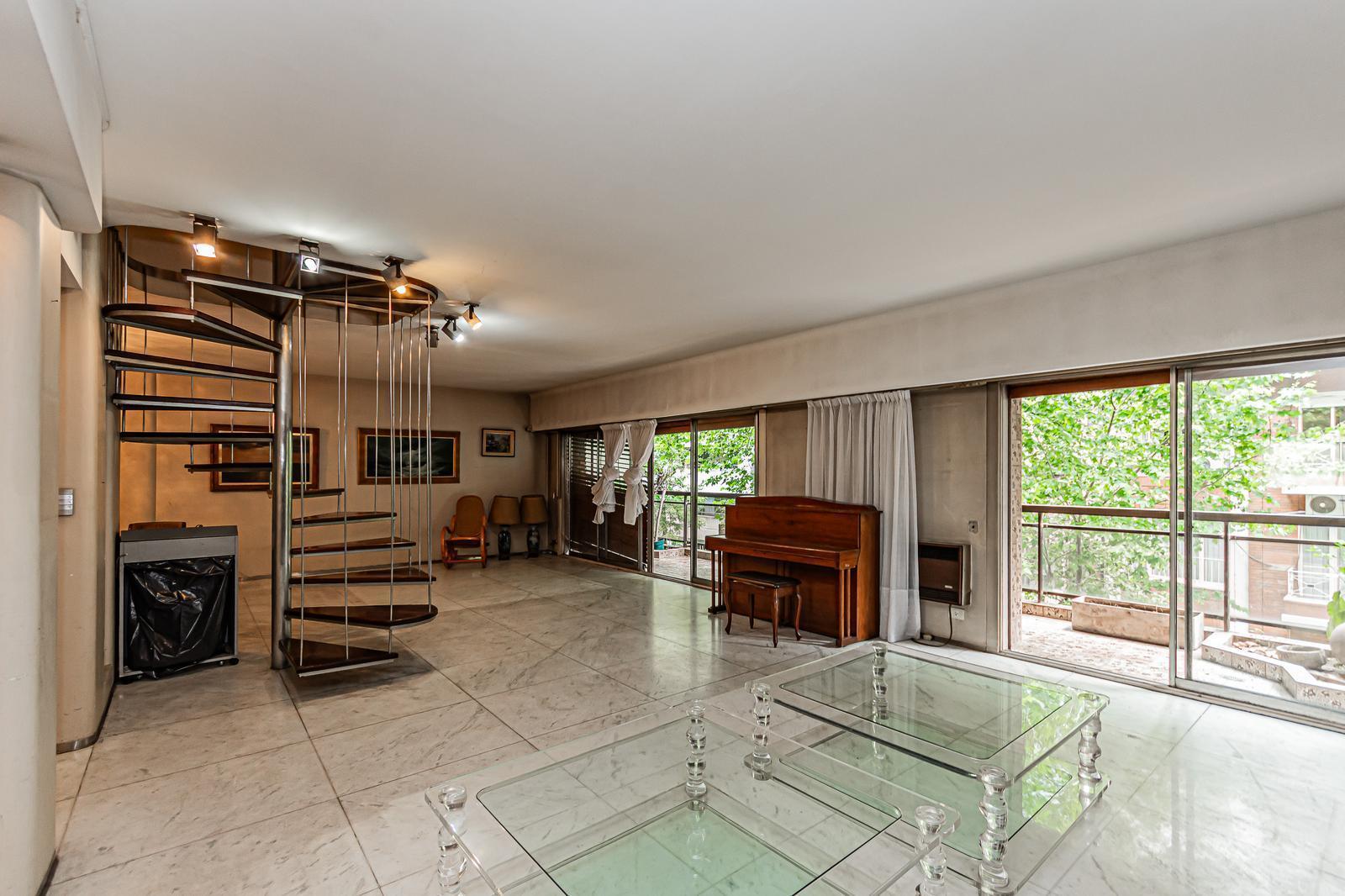 Venta Departamento Duplex 5 amb con balcón y dependencia en Palermo.