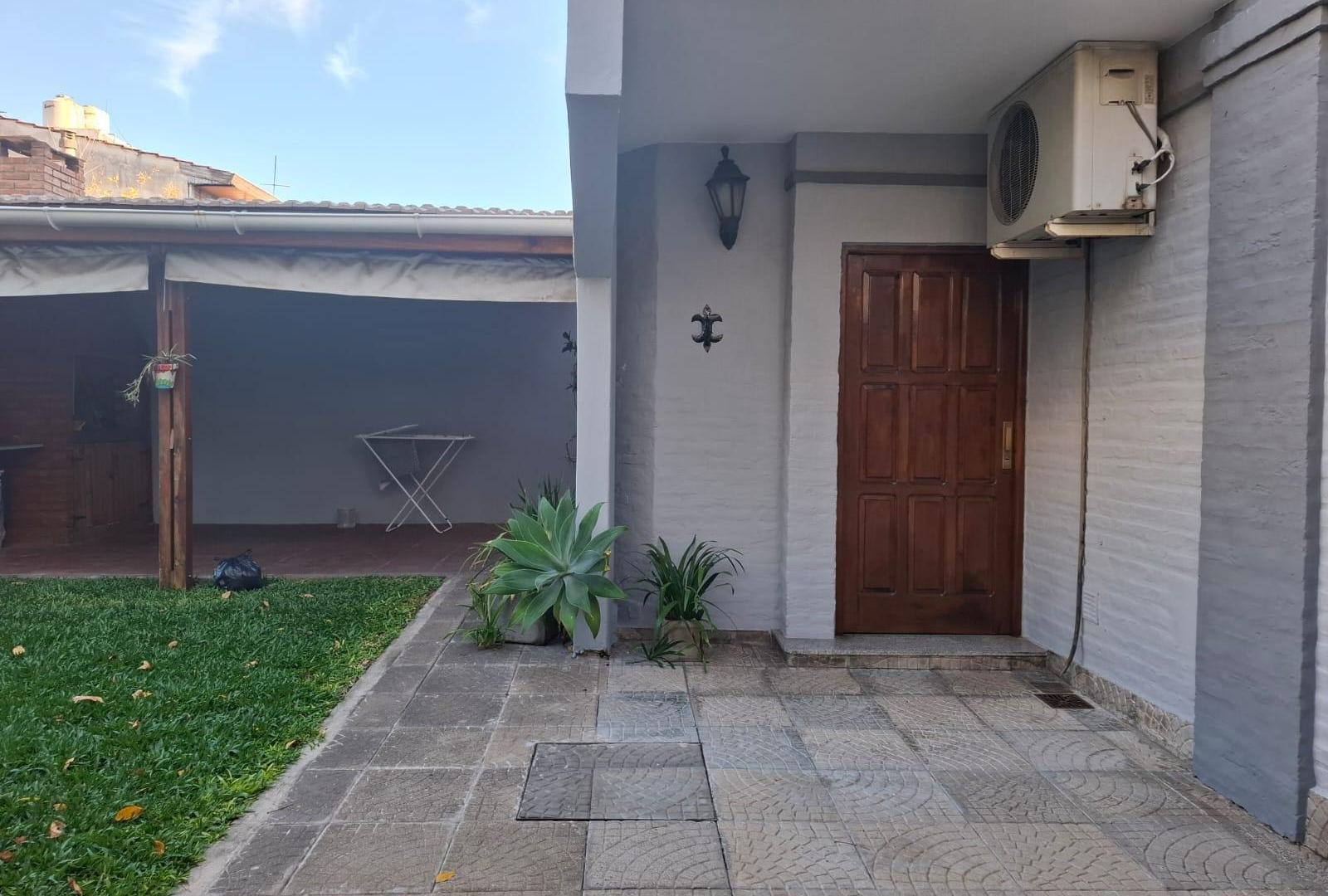 venta de casa 4 ambientes en Ramos Mejia con jardin