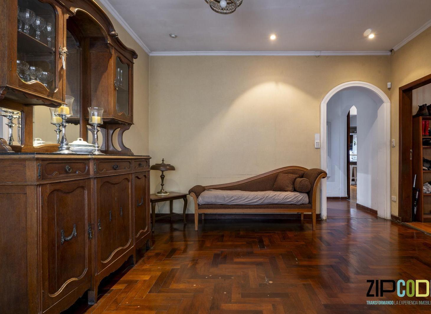 Venta de Casa en lote Propio 5 ambientes con Patio y Parrilla en Avellaneda