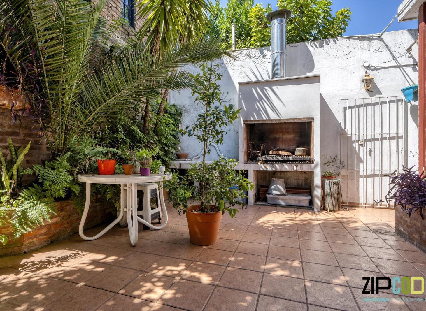 Venta de Casa en lote Propio 5 ambientes con Patio y Parrilla en Avellaneda
