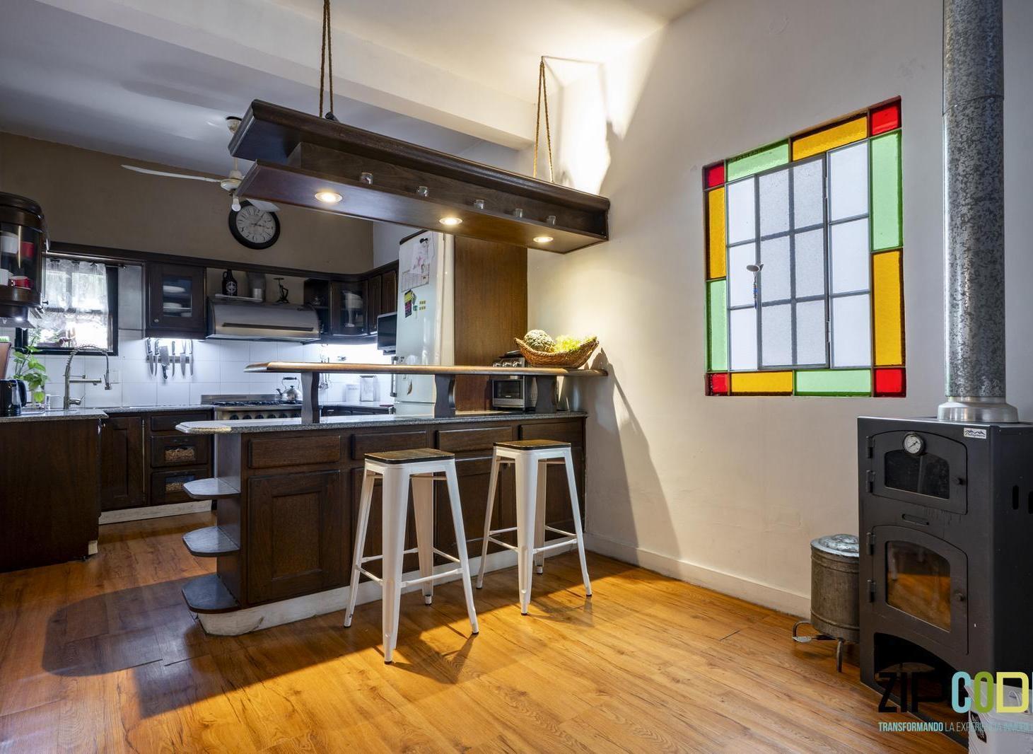 Venta de Casa en lote Propio 5 ambientes con Patio y Parrilla en Avellaneda