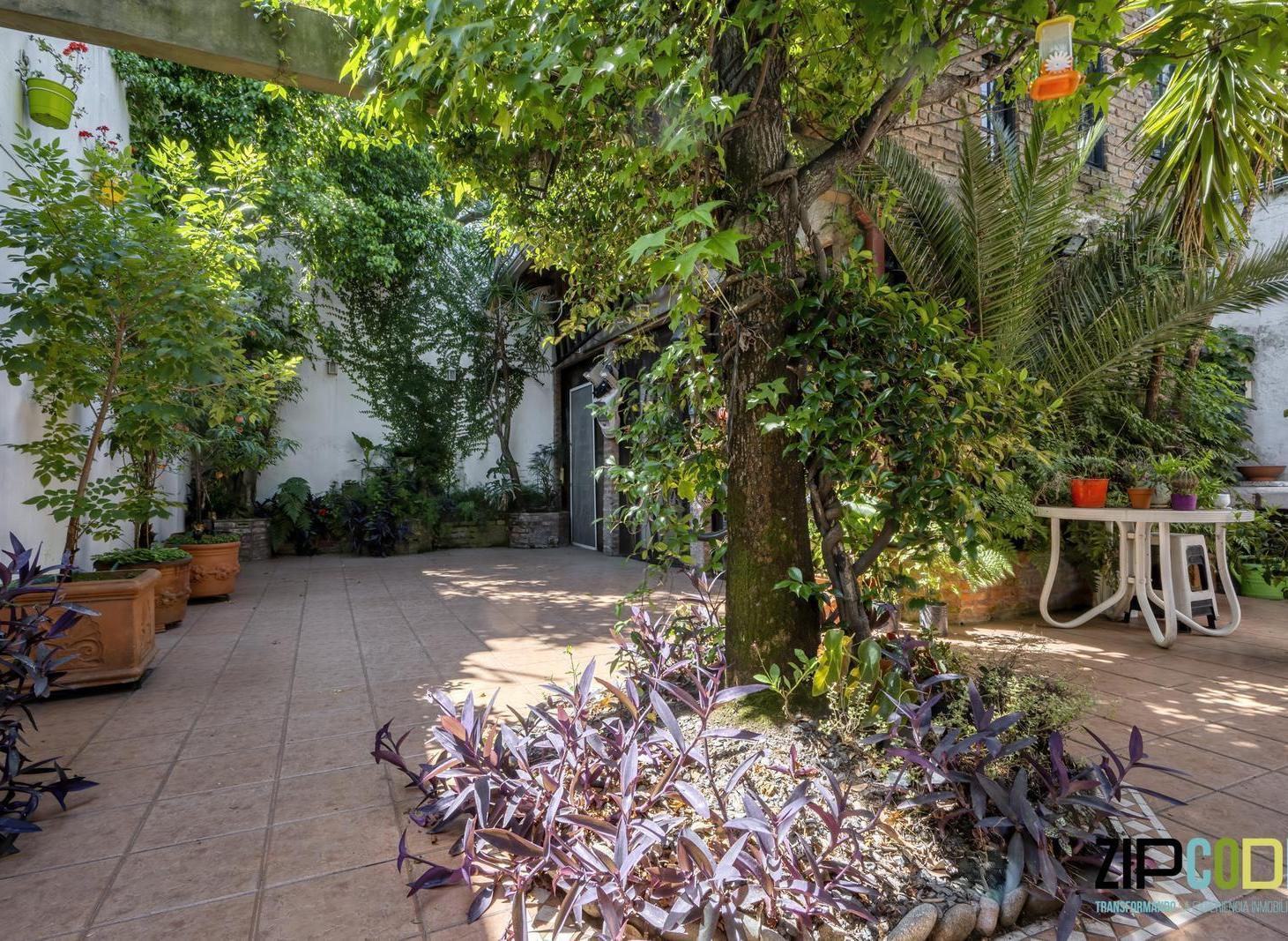 Venta de Casa en lote Propio 5 ambientes con Patio y Parrilla en Avellaneda
