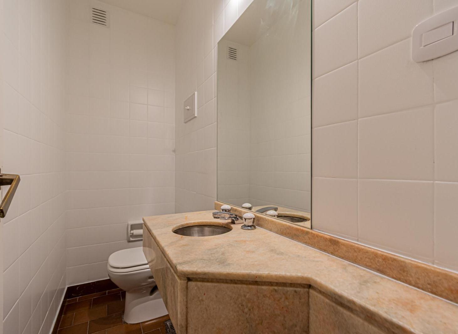 Departamento en venta - 4 ambientes de 196 m² con balcones y patio - Caballito residencial