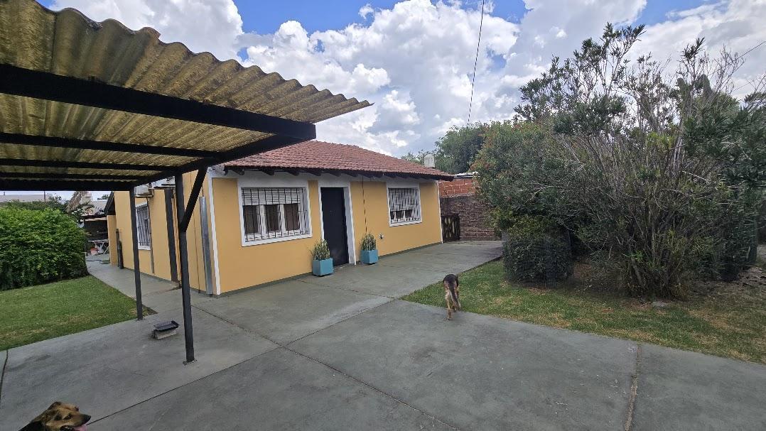 CASA EN VENTA UBICADA EN MATHEU. DESARROLLADA EN 1 PLANTA SOBRE UN LOTE DE 700 MTS
