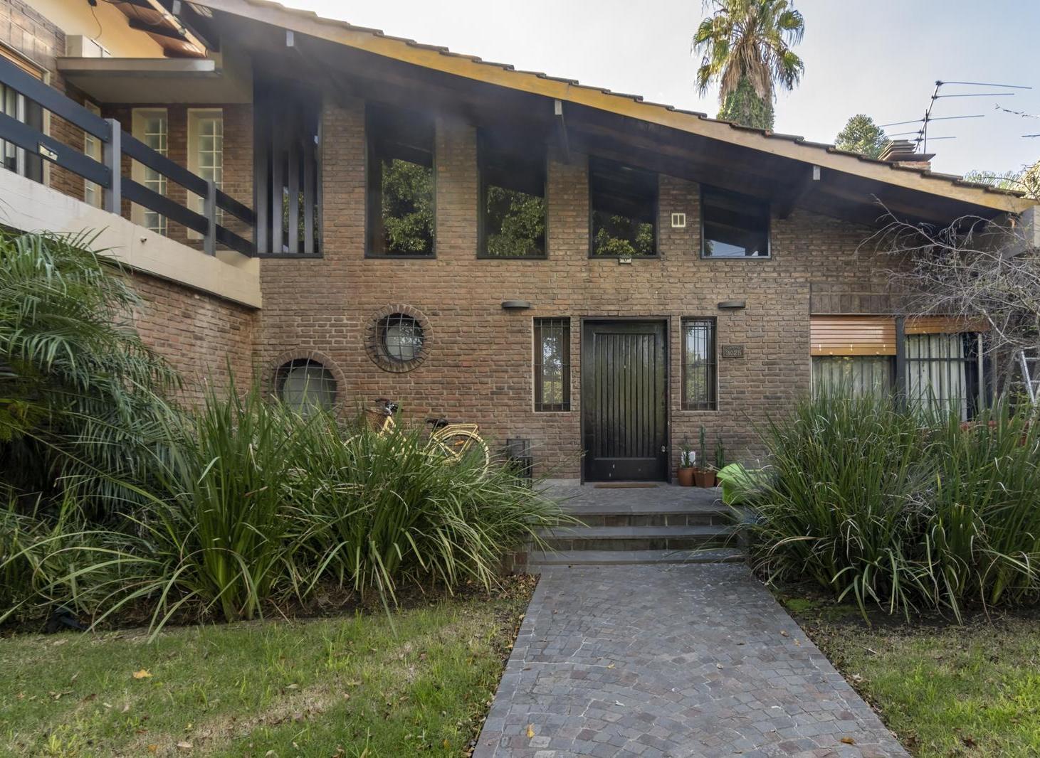 Venta de Casa en Castelar Norte con Piscina, Quincho y Jardín