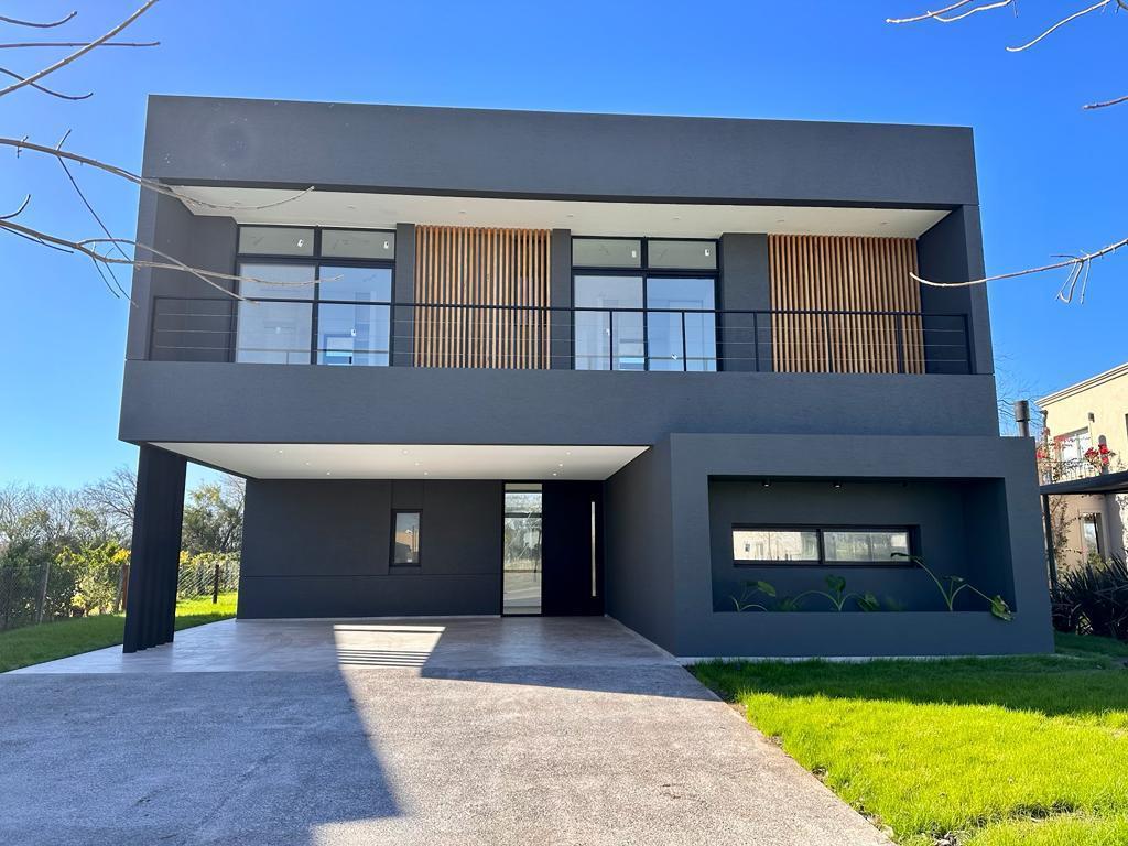 Casa en Venta 5 ambientes garage cubierto 2 autos pileta Haras Santa Maria Escobar