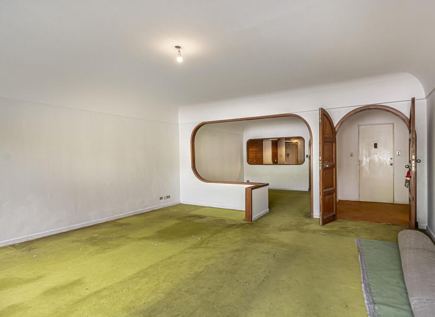 VENTA, SemiPiso a Reciclar, con Patio, Cochera y Dep/Serv en Retiro