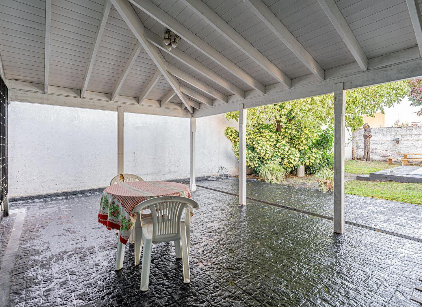 Venta Casa Lote Propio 8,66x35 en Villa Madero con Pileta