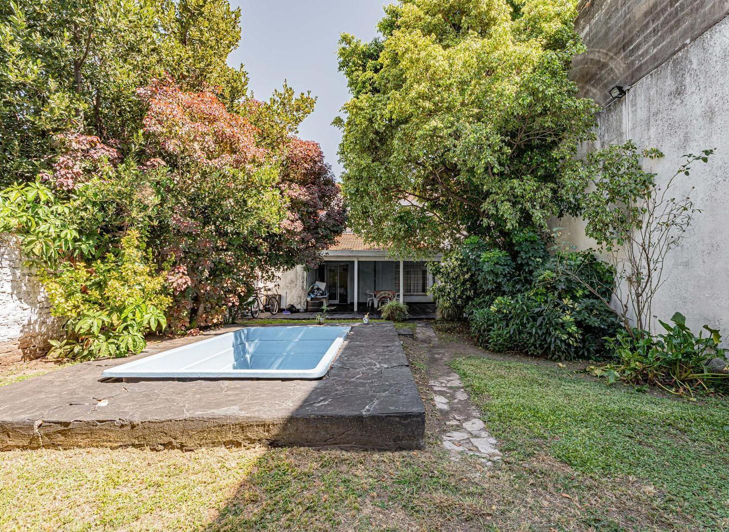 Venta Casa Lote Propio 8,66x35 en Villa Madero con Pileta