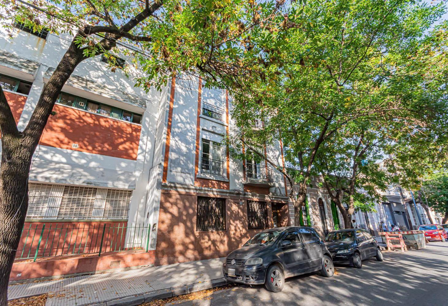 Amplio 2 ambientes con 2 patios en Floresta