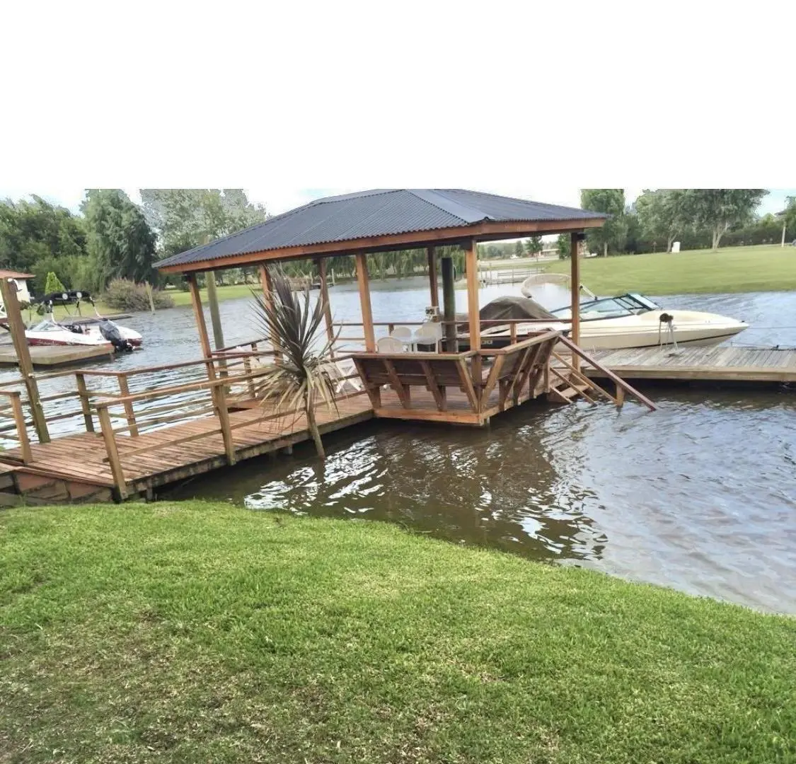 Casa en venta  5 ambientes en Country Nautico Isla del Este con amarra 5