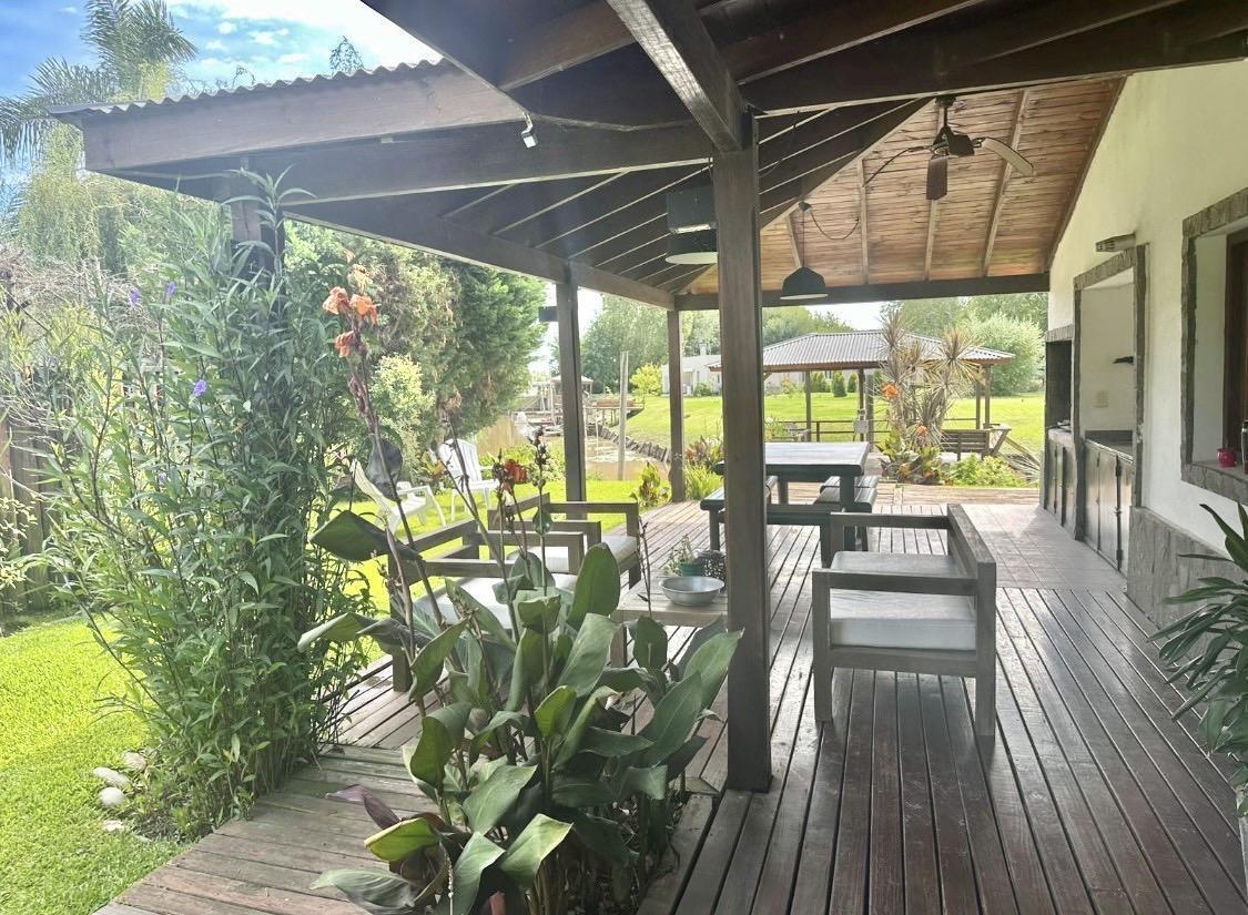 Casa en venta 5 ambientes en Country Nautico Isla del Este con amarra