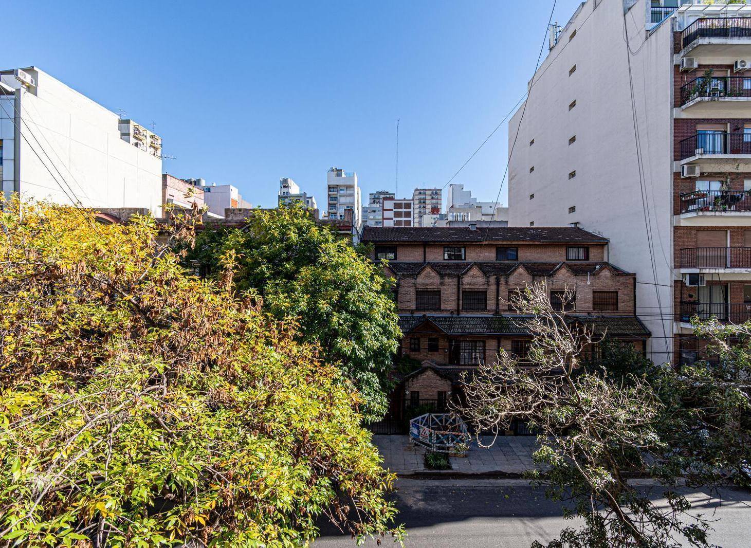 Monoambiente divisible al frente con balcón y bajas expensas en Núñez
