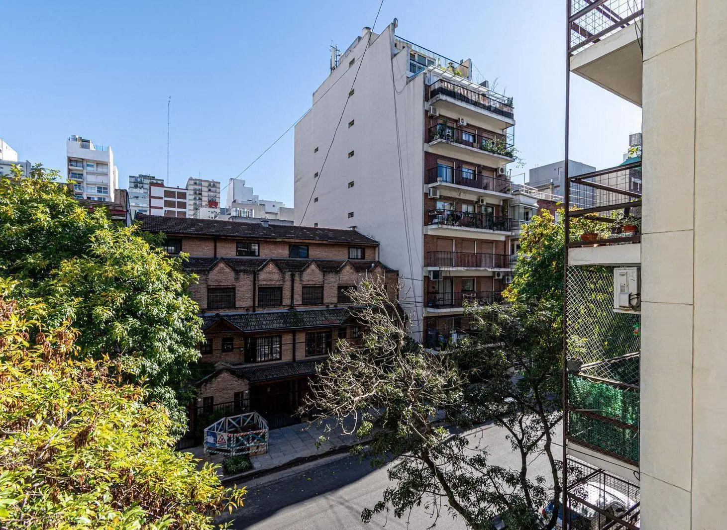 Monoambiente divisible al frente con balcón y bajas expensas en Núñez 3