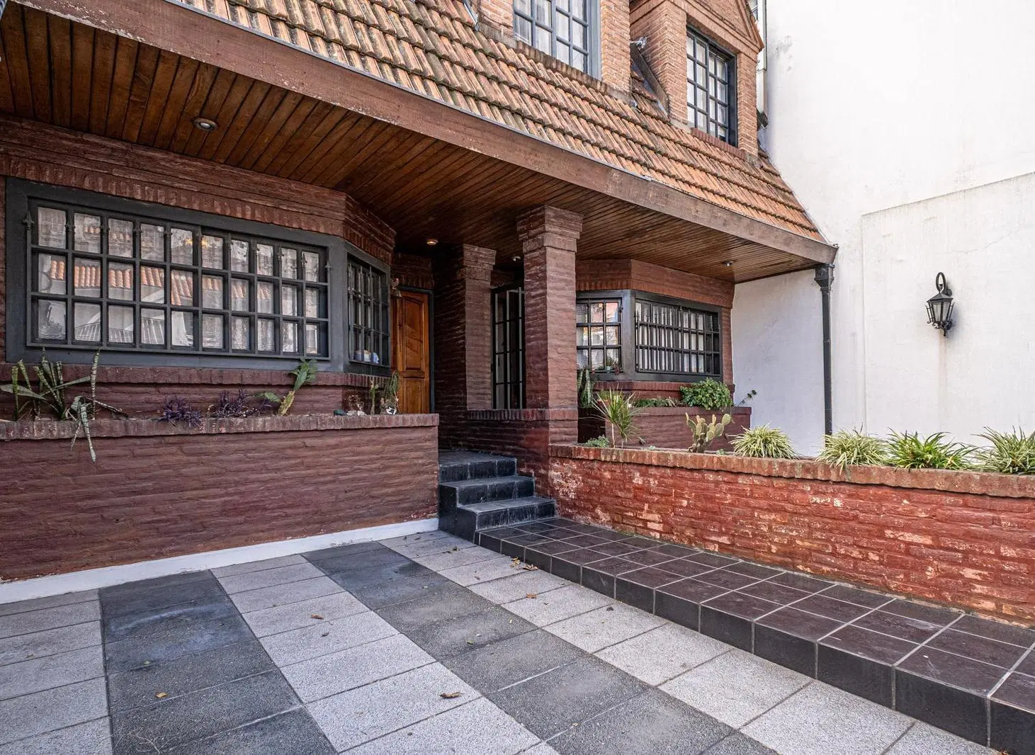 Triplex con cochera y jardin, 5 ambientes, venta Parque Chacabuco 2