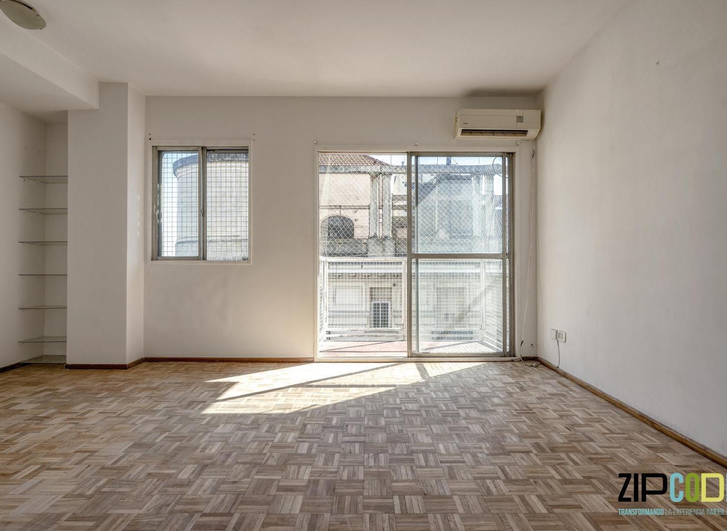 Venta Departamento 2 ambientes en Balvanera. Muy luminoso