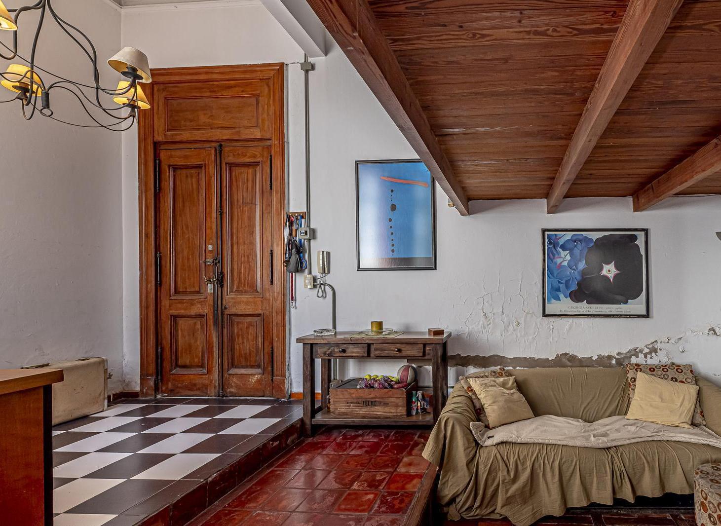 Venta PH pasillo, 3 amb + escritorio, patio. Bajas expensas. Belgrano.