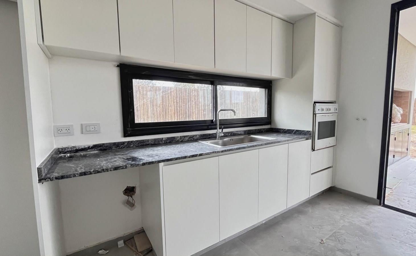 Casa en venta a estrenar en Santa Ana, suite en planta baja