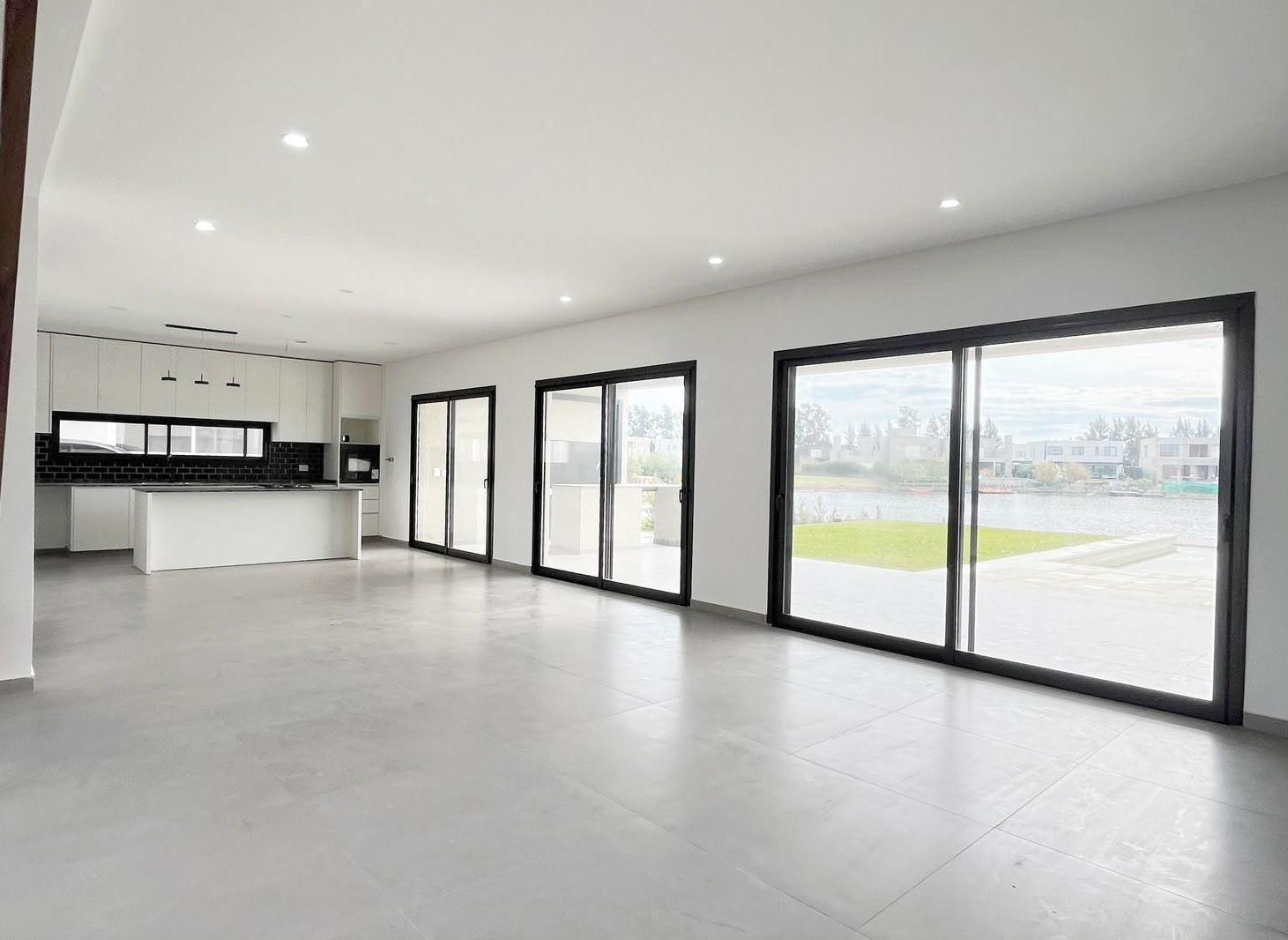 Casa en venta Santa Ana 4 dormitorios al agua, suite en planta baja