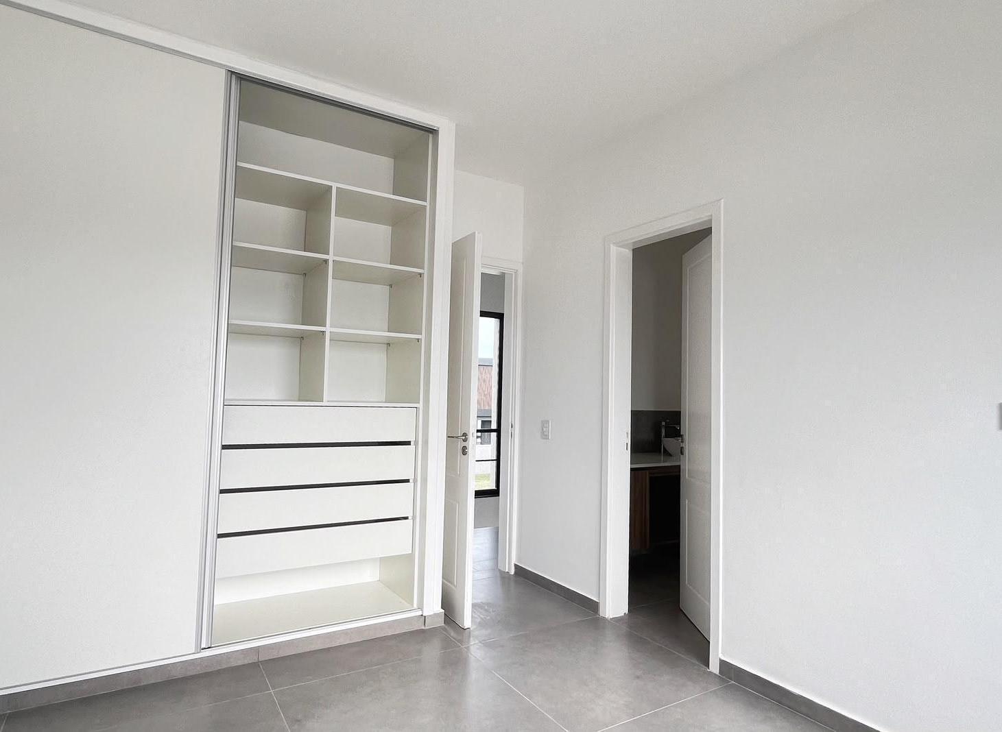 Casa en venta Santa Ana 4 dormitorios al agua, suite en planta baja