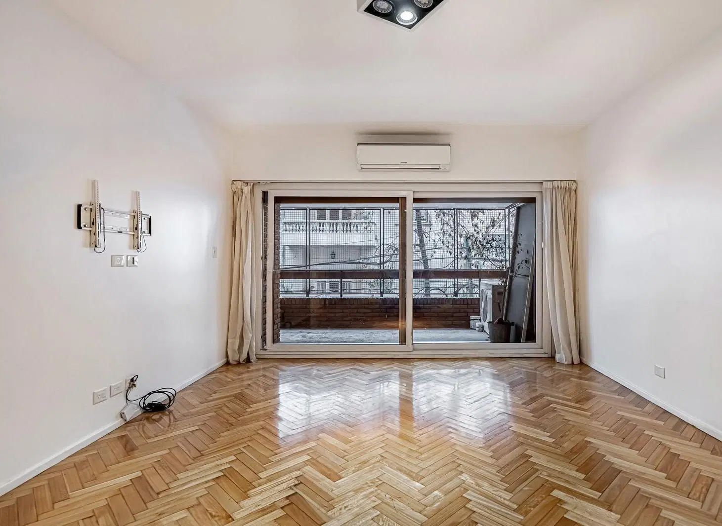 Impecable departamento con balcón terraza y excelente planta 1