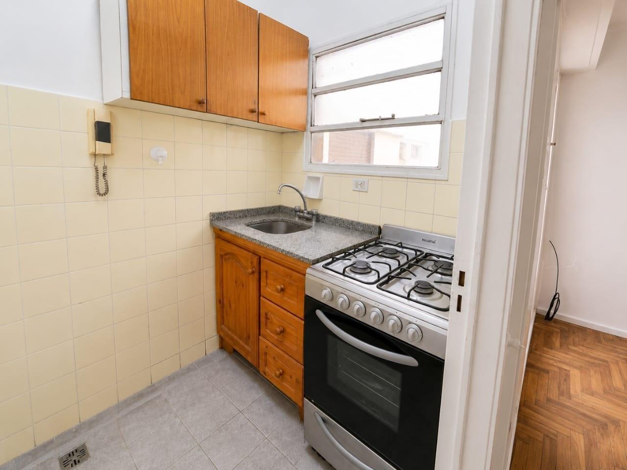 Foto de VENTA DE DEPARTAMENTO EN ALMAGRO CON EXCELENTE UBICACION A MODERNIZAR, imagen 3